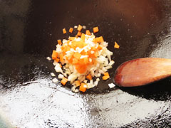 小ねぎ以外の切り分けた野菜を入れる。