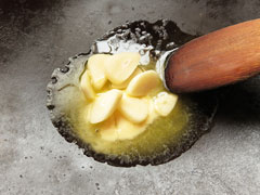 バターが溶け始めたらにんにくを加える。