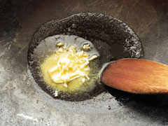 フライパンにバターとオリーブオイル、にんにくを入れて弱火で炒める。