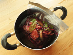 水を張った鍋に、ストックバッグを沈めながら空気を抜く。