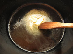鍋にバターを入れて中強火で熱する。