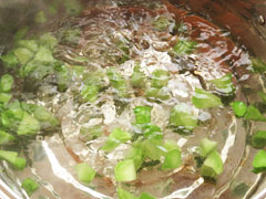 沸騰した湯でブロッコリーの茎を茹でる。
