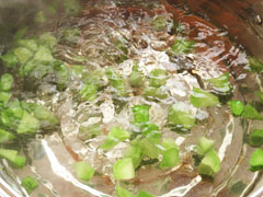 沸騰した湯でブロッコリーの茎を茹でる。