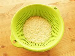 研いだ米をざるに入れて水を切る。