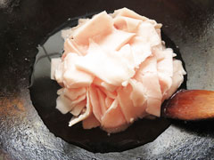 中華鍋に水コップ一杯と切り分けた背脂を入れる。