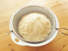 ざるでふるいながら小麦粉をボウルに入れる。