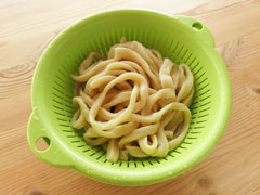 流水で流して締めた手打ちうどん。