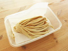 1玉づつキッチンペーパーに包み、タッパーに入れた手打ちうどん。