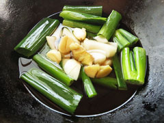 中華鍋にサラダ油と切り分けた野菜を入れる。