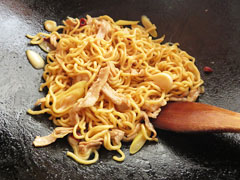 かき混ぜながら焼きそば用中華蒸し麺を炒める。