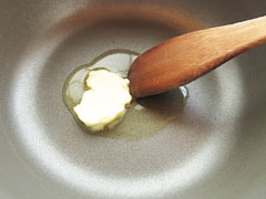バターを入れた鍋を中弱火で熱する。