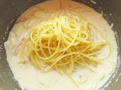 グラタンソースの入った鍋に、茹でたスパゲティを入れる。