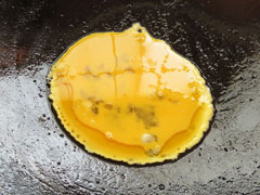 ごま油を入れて熱したフライパンに溶き卵を入れる。