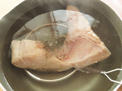 ブリカマを熱湯にくぐらせて霜降りする。