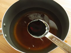 鍋に調味料を入れる。