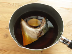 調味料とブリカマ、生姜の入った鍋。