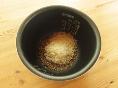 炊飯器の内釜に研いだ米とたれを入れる。