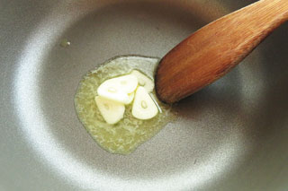 オリーブオイルとバターでにんにくを炒める。