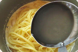 クリームスープに茹でたスパゲティと茹で汁を加える。