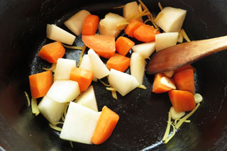 ごま油を引いた鍋で野菜を炒める。
