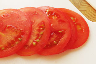 半月切りにしたトマト。