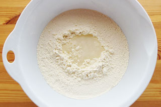 くぼみを作った小麦粉に混合液を注ぐ。
