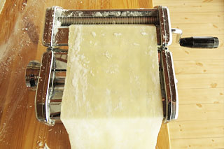 パスタマシンのカッターに麺帯を通す。