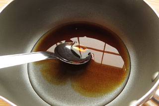 酒の入った鍋に醤油を入れる。