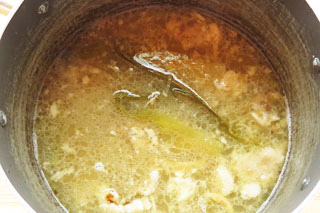 煮込んだ家系ラーメン用のラーメンスープ。