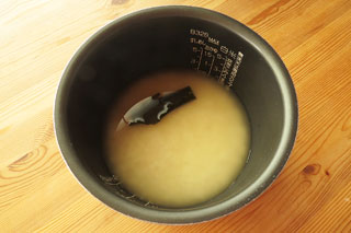 米ともち米、塩、醤油、みりん、酒、昆布、水の入った炊飯器の内釜。