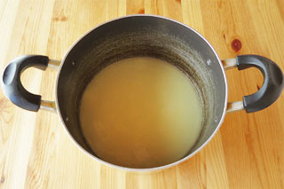 鍋の中で冷めて固まってきたチー油。