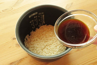 研いだ米が入った炊飯器の内釜に、調味料を加える。