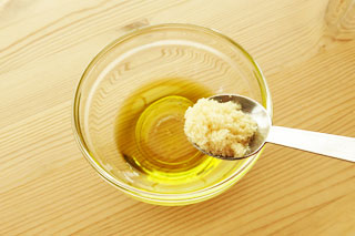オリーブオイルと酢、塩の入った小皿に砂糖を加える。