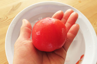 湯むきの終わったトマト。