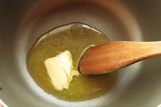 鍋に入れたバターを弱火で熱する。