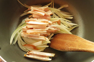 鍋にベーコンと玉ねぎを入れる。