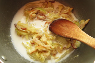 ベーコンと玉ねぎ、小麦粉を炒めている鍋に牛乳を注ぐ。