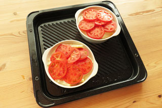 グラタン皿にマカロニと合わせたホワイトソース、トマトを盛り付ける。