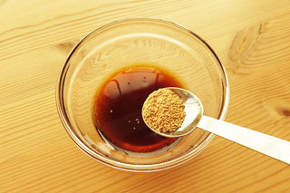 醤油と砂糖、酢、ごま油の入った小皿に和風だしの素を加える。
