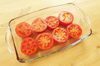 耐熱皿にならべた輪切りのトマト。