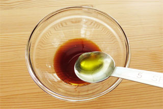 ポン酢の入った小皿にオリーブオイルを加える。