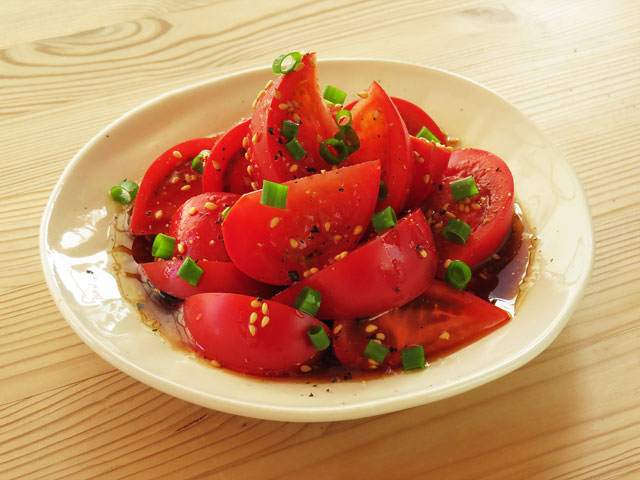 簡単でおいしい トマトとごま油の和風サラダ