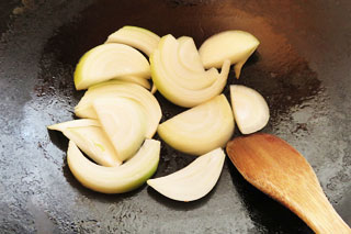 サラダ油を入れて中火で熱したフライパンに、玉ねぎを入れる。