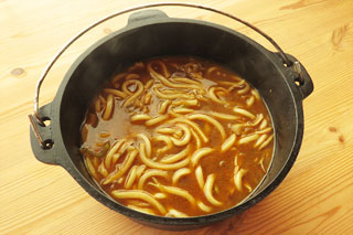 煮込んでできあがったカレーうどん。