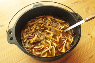 鍋に入った、残りカレーをめんつゆで味付けしたカレーうどん