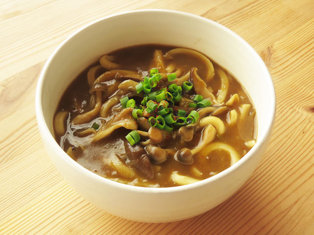 残りカレーを使い、めんつゆで味付けしたカレーうどん