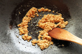 豚ひき肉がぽろぽろになるまで炒めた肉味噌。