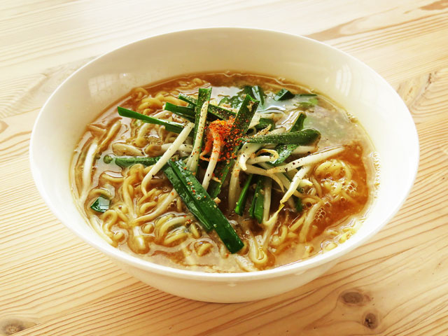 インスタントラーメンのサッポロ一番みそラーメンをアレンジした、濃厚味噌ラーメン