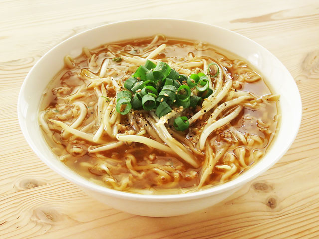 インスタントラーメンのサッポロ一番しょうゆ味で作った、もやしインスタントラーメン