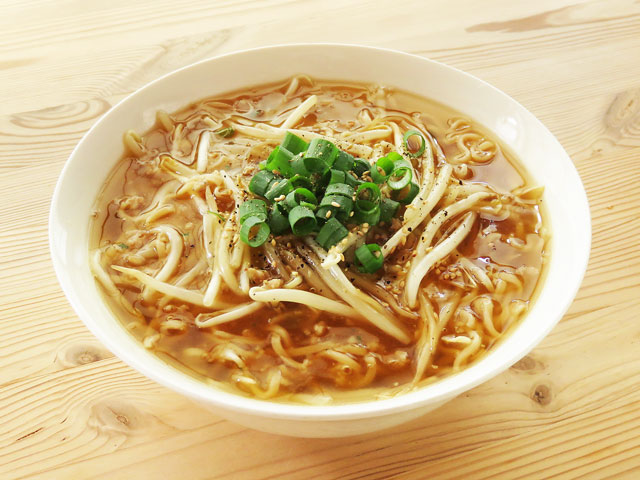 インスタントラーメンのサッポロ一番しょうゆ味で作った、もやしインスタントラーメン。